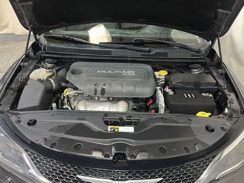 Certified 2016 Chrysler 200 Limited w/ Convenience Group FWD image 13
