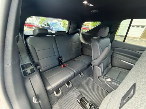 Used 2025 Chevrolet Traverse LT w/ Driver Confidence Package FWD image 29