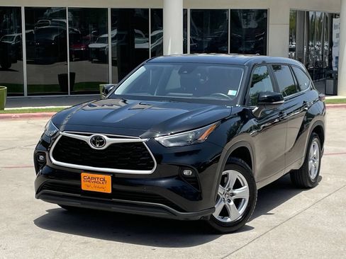 Used 2025 Toyota Highlander LE FWD image 9