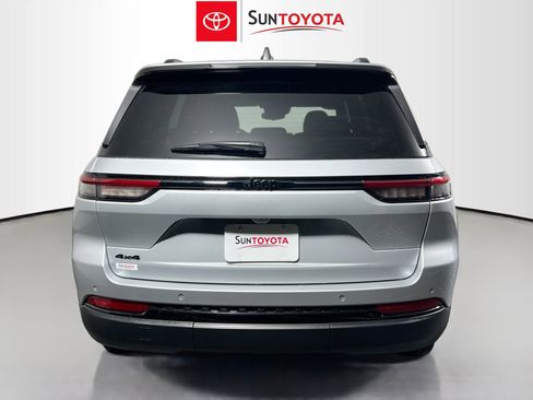 Used 2024 Jeep Grand Cherokee Altitude image 5