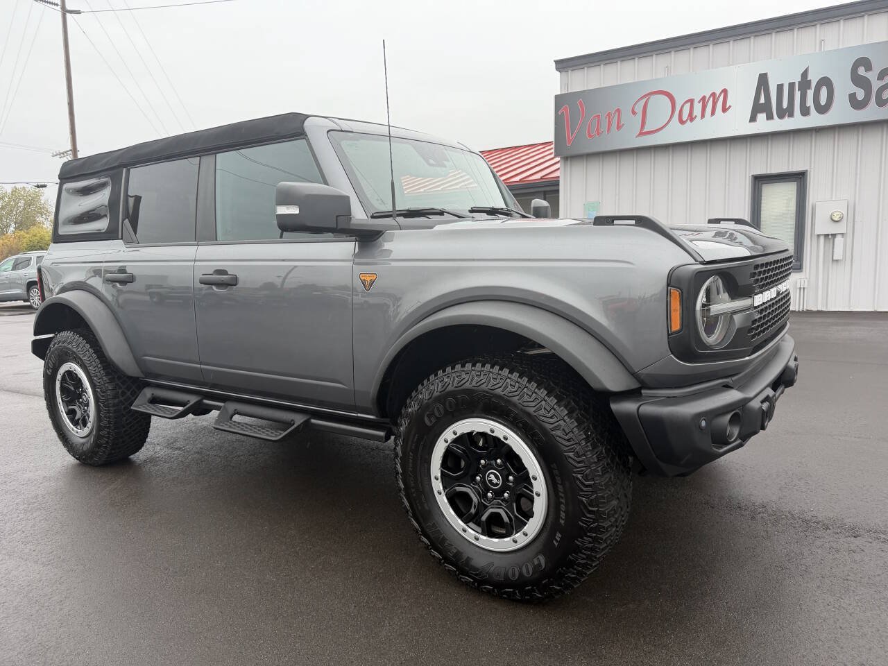 Used 2023 Ford Bronco Badlands w/ Sasquatch Package AWD/4WD image 2