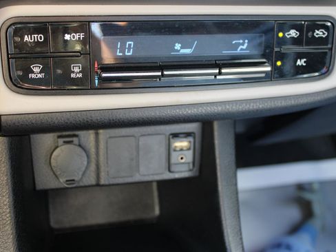 Used 2019 Toyota Corolla LE FWD image 28