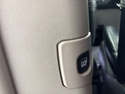 Used 2014 Chrysler Town & Country Touring-L FWD image 21