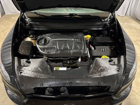 Used 2017 Jeep Cherokee Overland w/ Technology Group AWD/4WD image 22