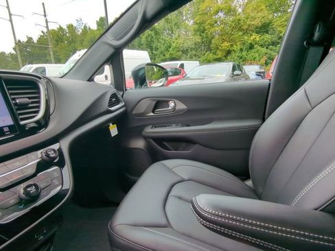New 2026 Chrysler Voyager LX FWD image 11