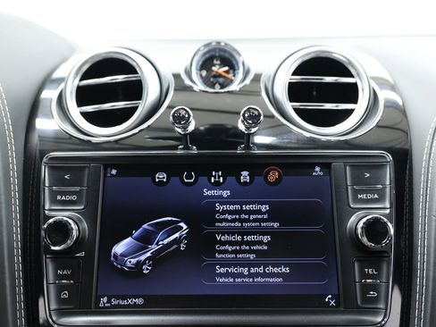 Used 2018 Bentley Bentayga AWD/4WD image 40