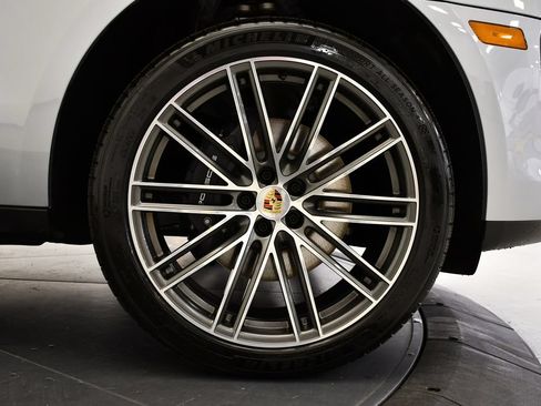 Certified 2026 Porsche Macan AWD/4WD image 18