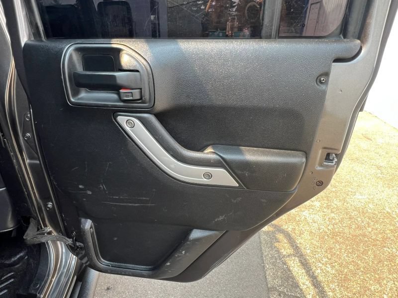 Used 2017 Jeep Wrangler Unlimited Sahara w/ Max Tow Package AWD/4WD image 12
