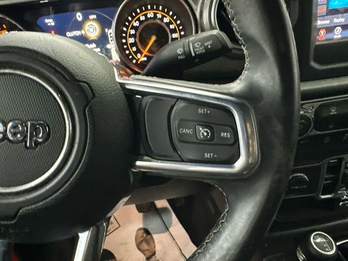 Used 2018 Jeep Wrangler Unlimited Sahara AWD/4WD image 25