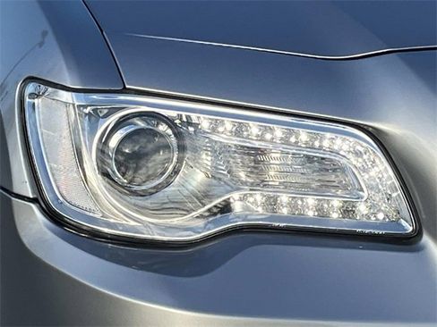 Used 2017 Chrysler 300 C image 6