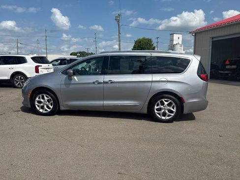 Used 2018 Chrysler Pacifica Touring-L w/ Advanced Safetytec Group FWD image 6