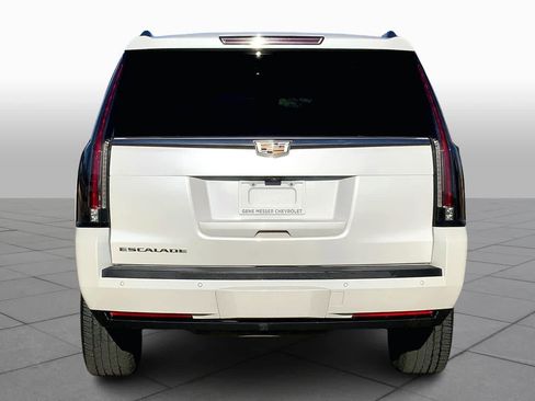Used 2017 Cadillac Escalade Premium Luxury image 4