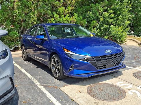 Used 2023 Hyundai Elantra SEL w/ Convenience Package FWD image 2