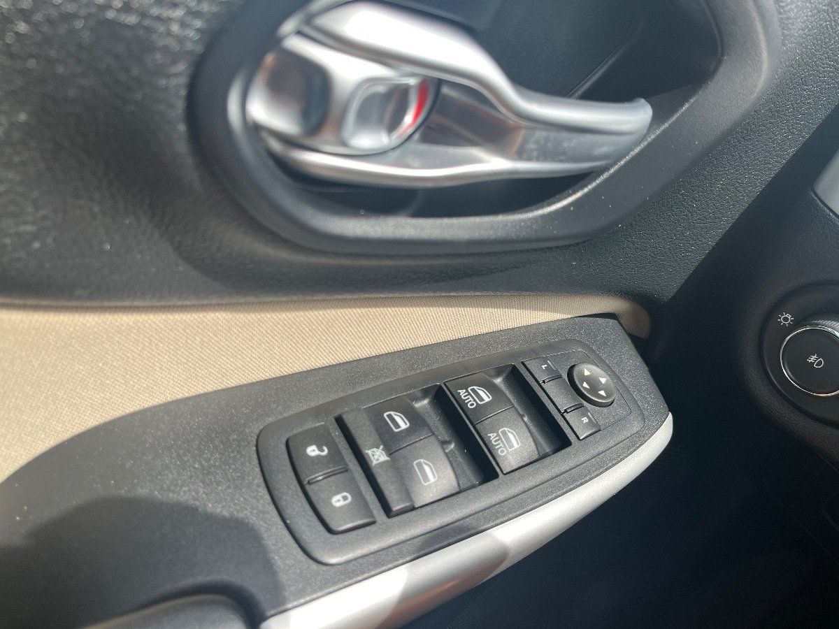 Used 2017 Jeep Cherokee Latitude w/ Comfort/Convenience Group FWD image 22