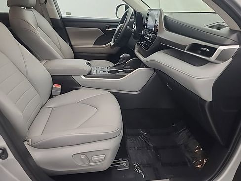 Used 2022 Toyota Highlander XLE image 15