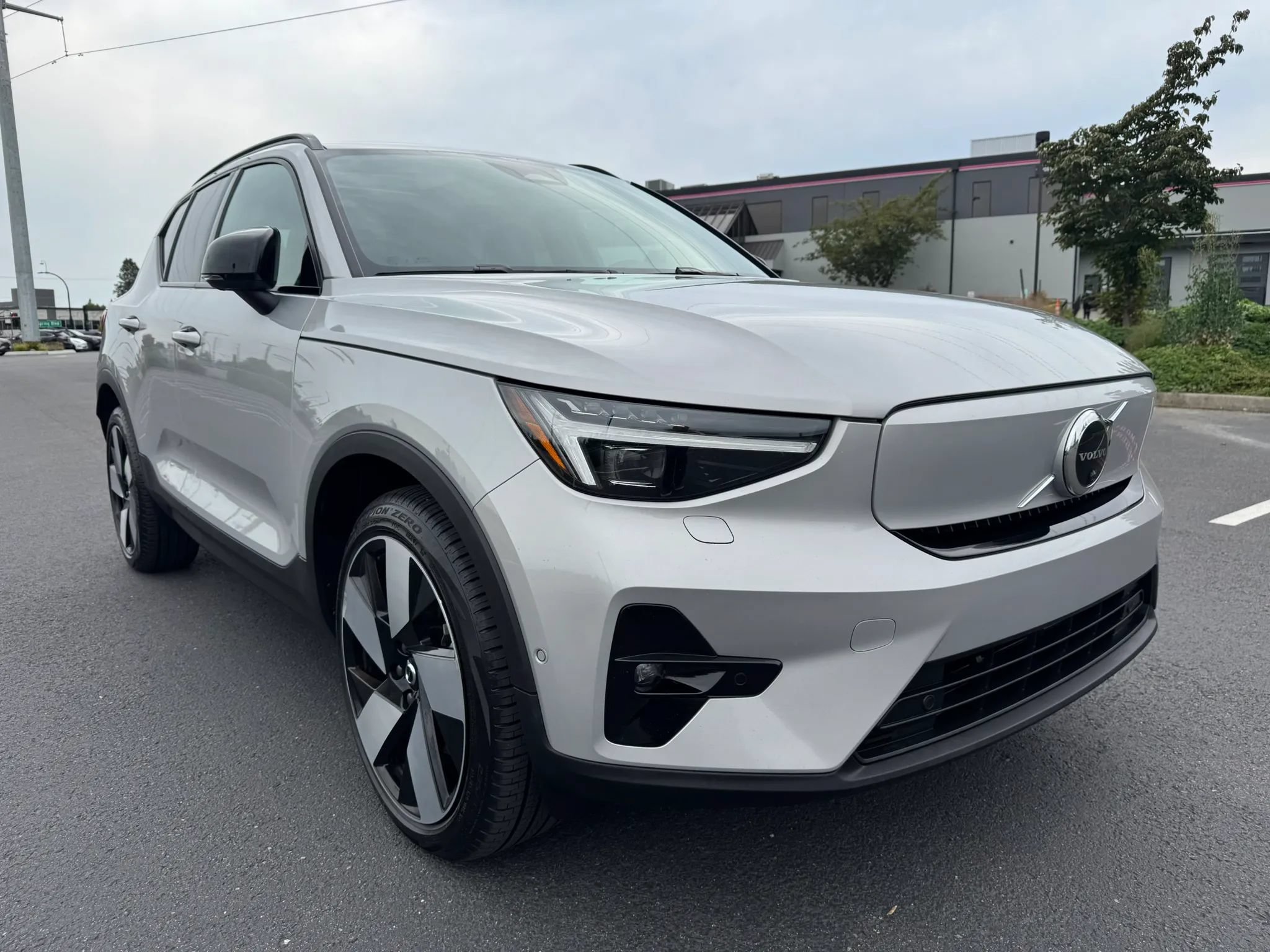 Used 2023 Volvo XC40 Recharge Ultimate w/ Protection Package Premier AWD/4WD image 2