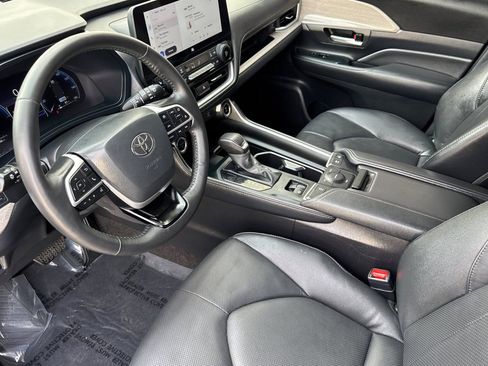 Used 2024 Toyota Grand Highlander Limited image 9