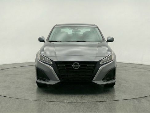 Used 2025 Nissan Altima 2.5 SV FWD image 2