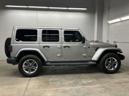 Used 2018 Jeep Wrangler Unlimited Sahara AWD/4WD image 3