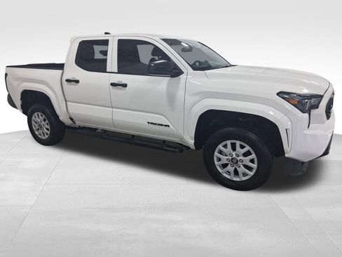 Used 2025 Toyota Tacoma SR image 3