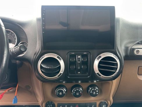 Used 2015 Jeep Wrangler Unlimited Sahara AWD/4WD image 30