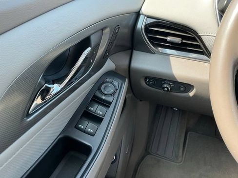 Used 2021 Chevrolet Traverse Premier FWD image 24