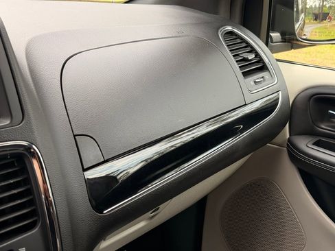 Used 2019 Dodge Grand Caravan SXT FWD image 18