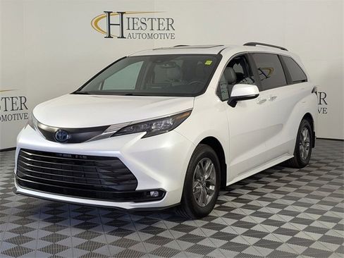 Used 2025 Toyota Sienna XLE image 4