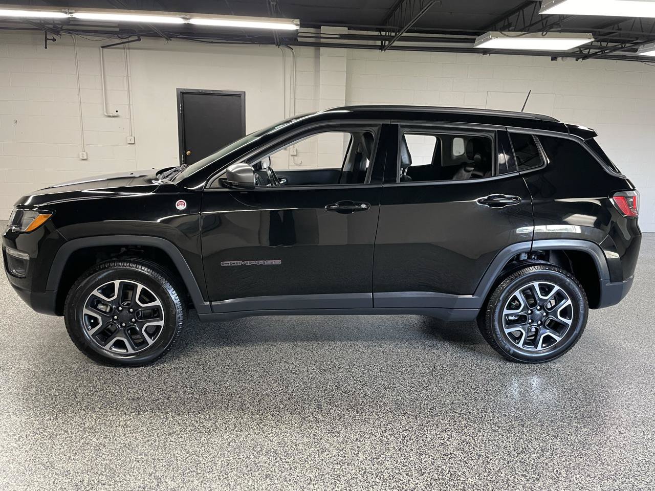 Used 2019 Jeep Compass Trailhawk w/ Leather Interior Group AWD/4WD image 9