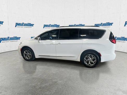 Used 2022 Chrysler Pacifica Limited AWD/4WD image 7