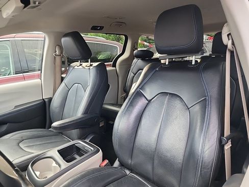 Used 2021 Chrysler Pacifica Touring-L FWD image 25