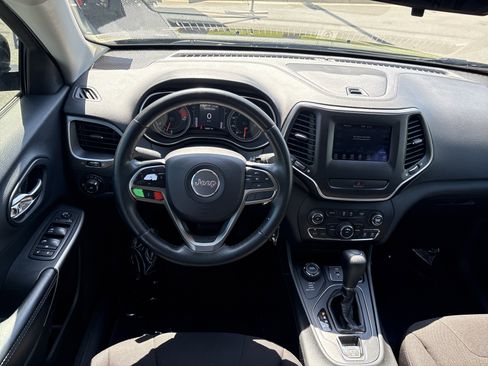 Used 2019 Jeep Cherokee Latitude w/ Cold Weather Group AWD/4WD image 18