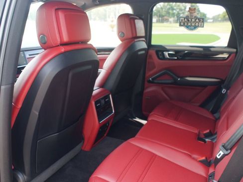 Used 2023 Porsche Cayenne AWD/4WD image 16