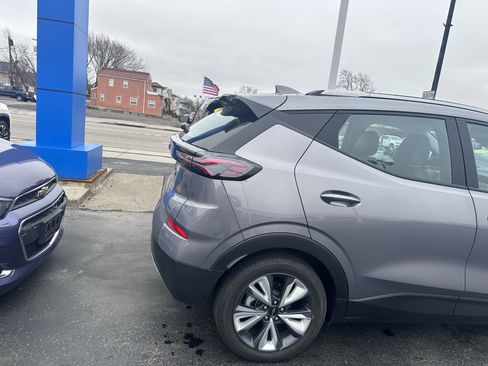 Used 2023 Chevrolet Bolt EUV LT w/ Convenience Package image 8