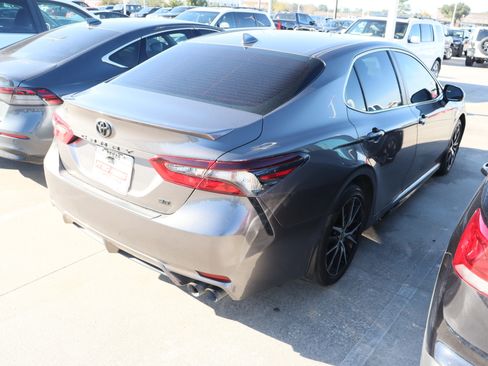Used 2022 Toyota Camry SE image 11