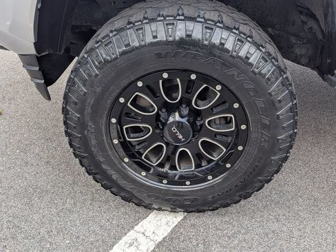 Used 2019 Toyota Tacoma SR5 RWD image 6