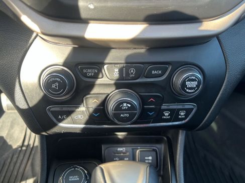 Used 2015 Jeep Cherokee Limited w/ Luxury Group image 21