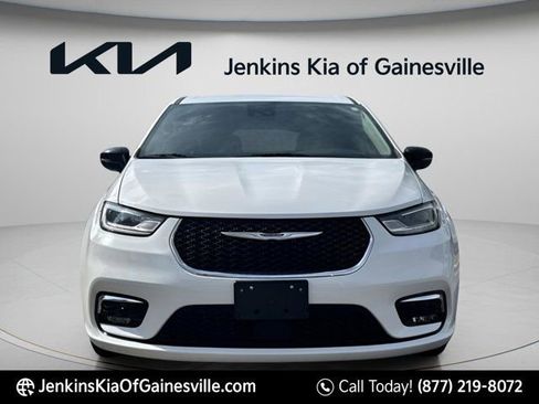 Used 2024 Chrysler Pacifica Touring-L FWD image 7