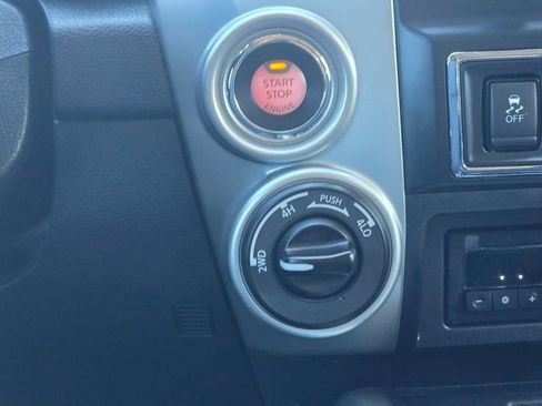 Used 2019 Nissan Titan SV w/ SV Convenience Package AWD/4WD image 16
