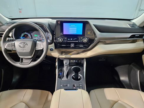 Certified 2024 Toyota Highlander XLE FWD image 10
