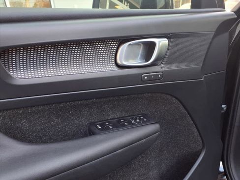 Used 2019 Volvo XC40 T5 R-Design image 15