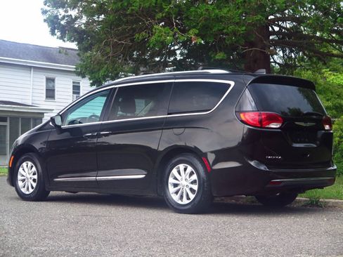 Used 2019 Chrysler Pacifica Touring-L FWD image 3