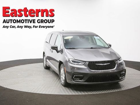 Used 2023 Chrysler Pacifica Touring-L FWD image 50