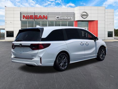 Used 2025 Honda Odyssey Touring image 3