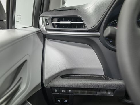 Used 2026 Toyota Sienna XLE image 18