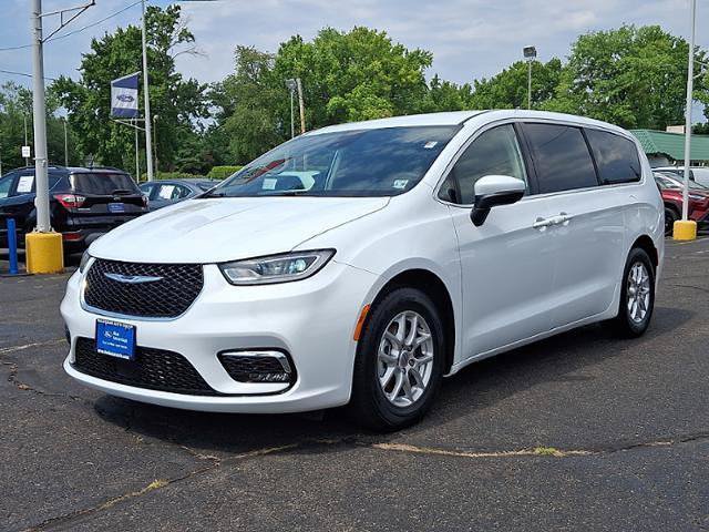Used 2023 Chrysler Pacifica Touring-L FWD image 3