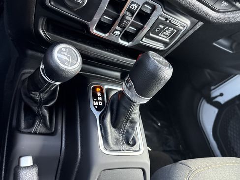 Used 2025 Jeep Gladiator Sport AWD/4WD image 31