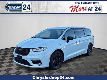 Certified 2023 Chrysler Pacifica Limited w/ Uconnect Theater Family Group