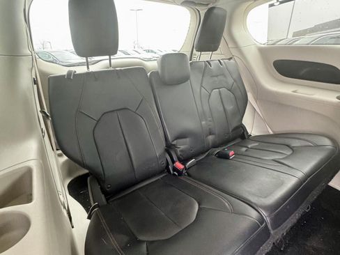 Used 2018 Chrysler Pacifica Touring-L w/ Tire & Wheel Group image 11