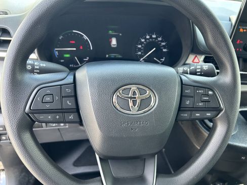 Used 2024 Toyota Sienna LE FWD image 16